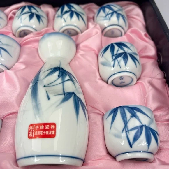 VINTAGE JAPANESE 14 PIECES SAKE SET, 12 CUPS, 2 BOTTLES, BLUE BAMBOO DESIGN - Picture 4 of 14